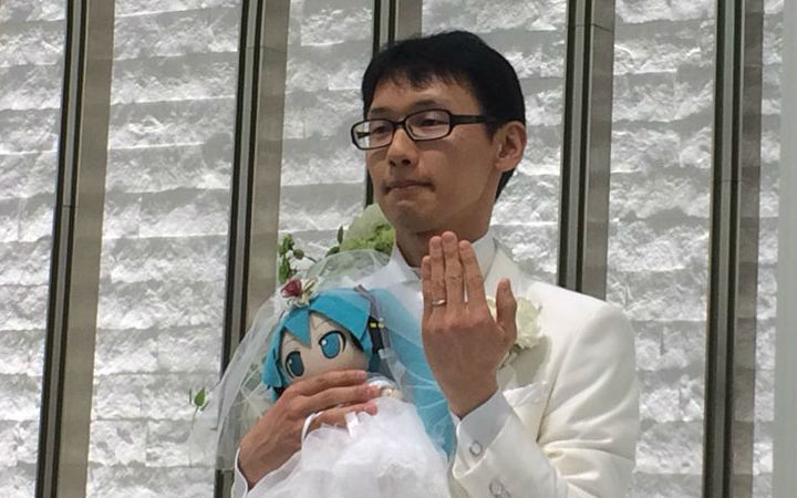 日本35岁男子近藤显彦与初音未来婚礼顺利举办！