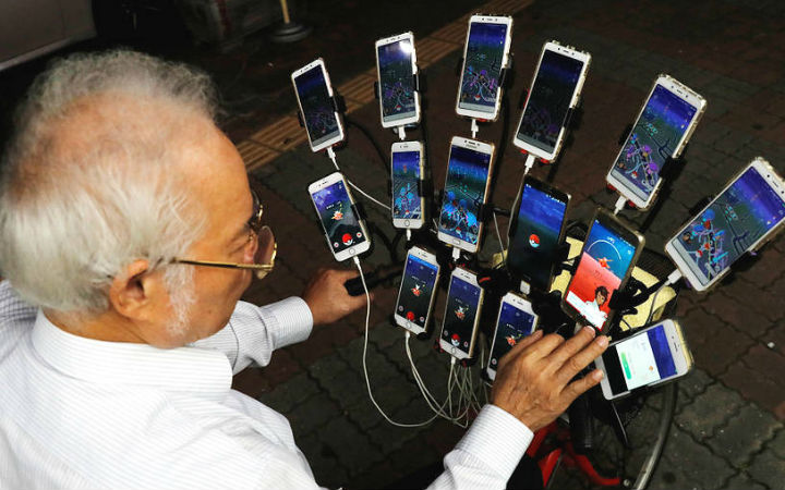 70岁《Pokemon GO》玩家同时玩15台手机