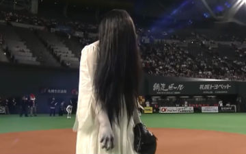 日本棒球赛场上上演史上“最恐怖”开球：贞子vs伽椰子
