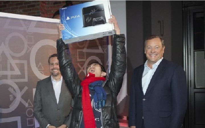 全球首个排队买到PS4的玩家 收到了索尼送的PS5