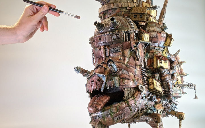 美国模型制作者利用废品制作“哈尔的移动城堡”！