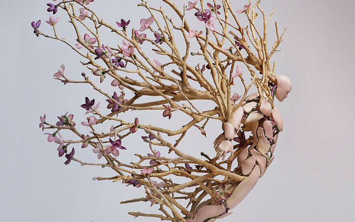 看艺术家用3D打印造就的四季与人体共生的树木