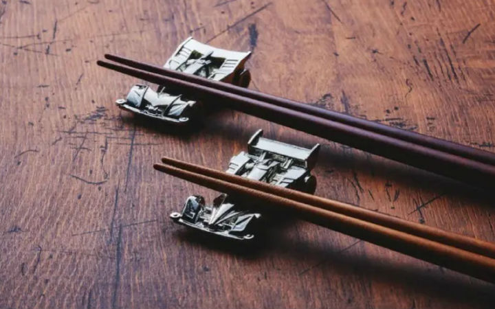 日本铸器品牌重太郎推出《四驱兄弟》纯锡筷枕