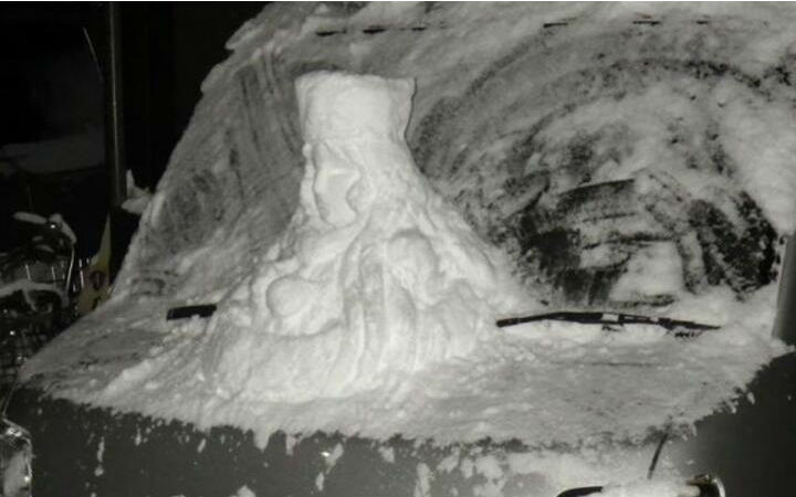 网友用雪在自家车上打造《银河铁道999》梅德尔胸像