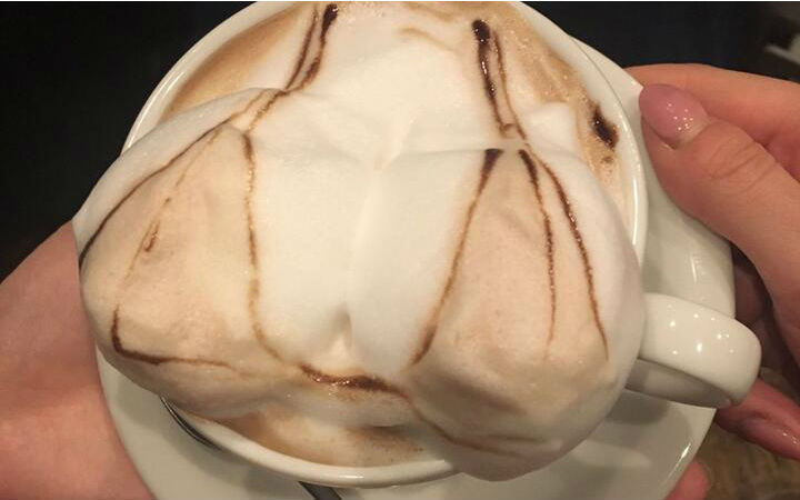 名正言顺的“吃奶子” 日本某咖啡厅推出奇葩拿铁咖啡
