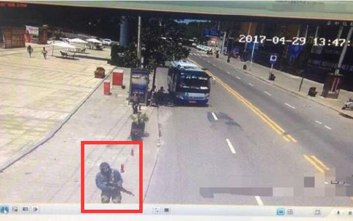 重庆COSer穿迷彩服持仿真枪参加活动！被警察处罚……