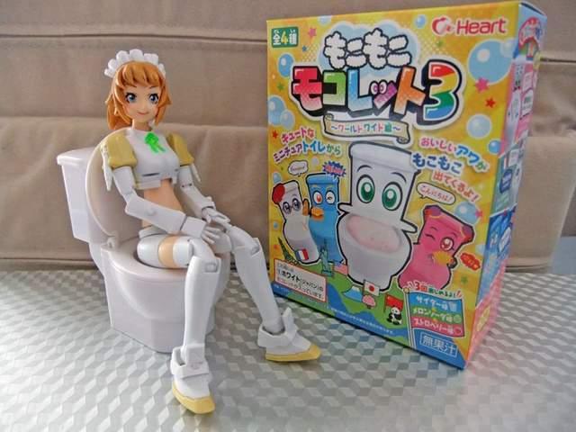 用动漫美少女的马桶喝饮料 日本人不是一般的变态