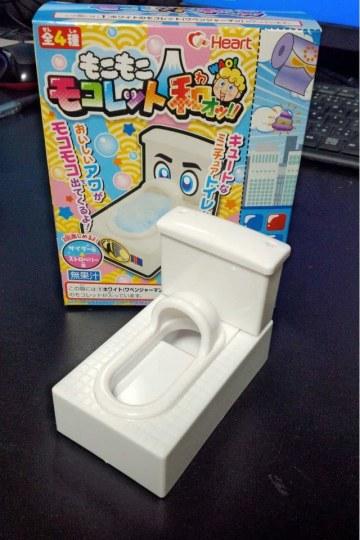 用动漫美少女的马桶喝饮料 日本人不是一般的变态