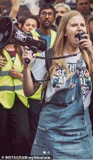 18099908-7430613-Mia_at_the_Official_London_Animal_Rights_March_2018_organised_by-m-67_1567680736222.jpg